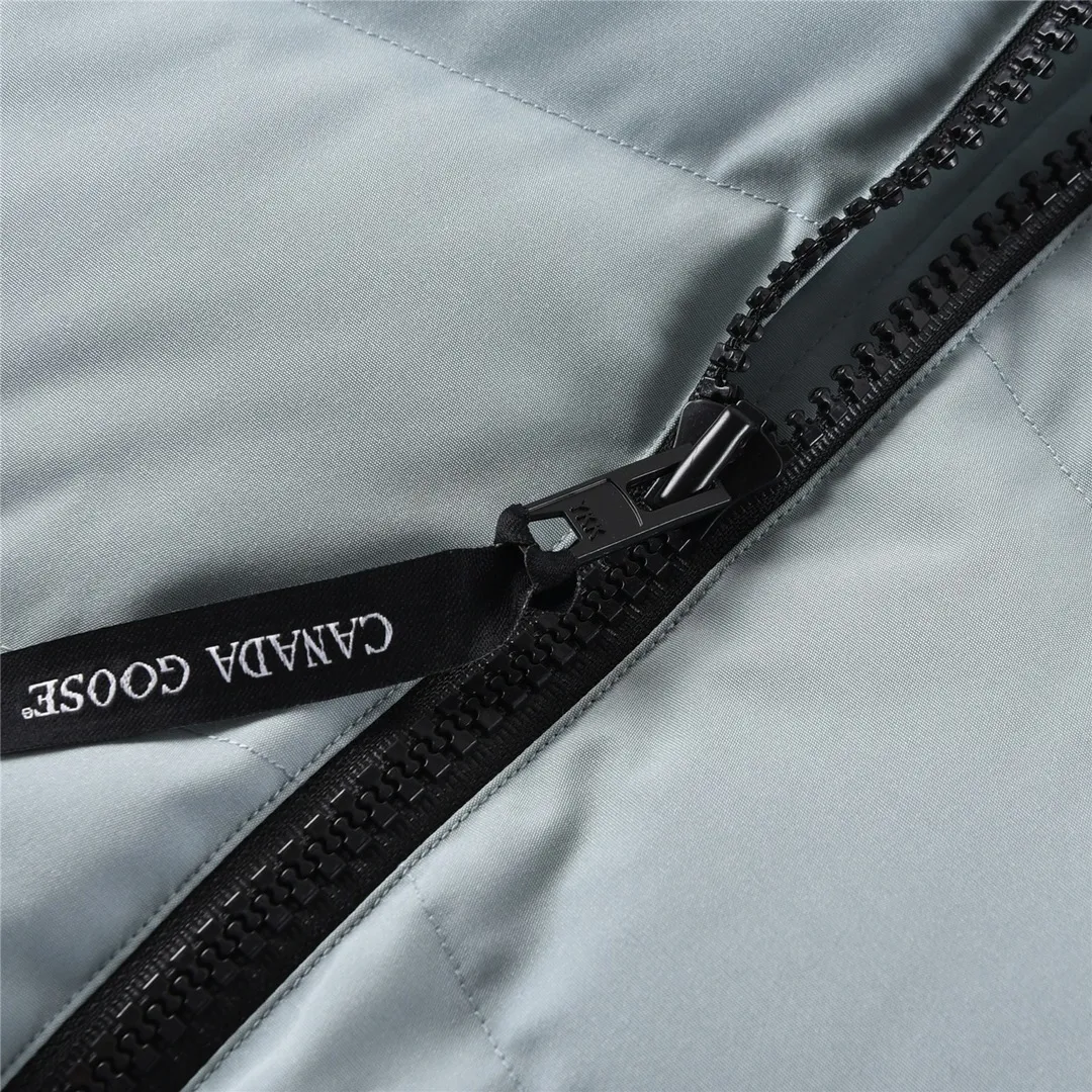 P880 High-end CANADA. GOOSE/Canada Goose Merritt mid-length women's parka down jacket. The top original replica version refers to the highest version in China (there is no one). The products produced by S factory must be high-quality (feel free to compare, if there are better products than mine, you can buy the clothes for free) 1⃣️Top replica: Made of 18-count polyester-cotton blended fabric imported from South Korea (genuine synchronous fabric), national standard 90 Guangdong Inspection white duck down, top original goose analysis We use custom-dyed embroidery thread to truly achieve a 100% reproduction of the trademark, ensuring that the embroidery thread is exactly the same as ZP, with zero color difference and full map letters, and 100% true to version reproduction! (We can guarantee that no one in our industry is more attentive and professional than us!) Analysis 3 (fabric): As we all know, the Canada Goose ZP fabric in previous years was a 21-count polyester-cotton washed, calendered and brushed fabric that was relatively hard. Last year and this year, dozens of authentic products purchased were all made of 18-count pure cotton fabrics, and we finally decided to use 18-count polyester cotton! (ZP synchronized fabric) Analysis 4 (Accessories): Domestic exclusive version of Velcro, one to one Y-shaped double hook original Velcro, YKK zipper, exclusive original workmanship of washed threaded down jacket!